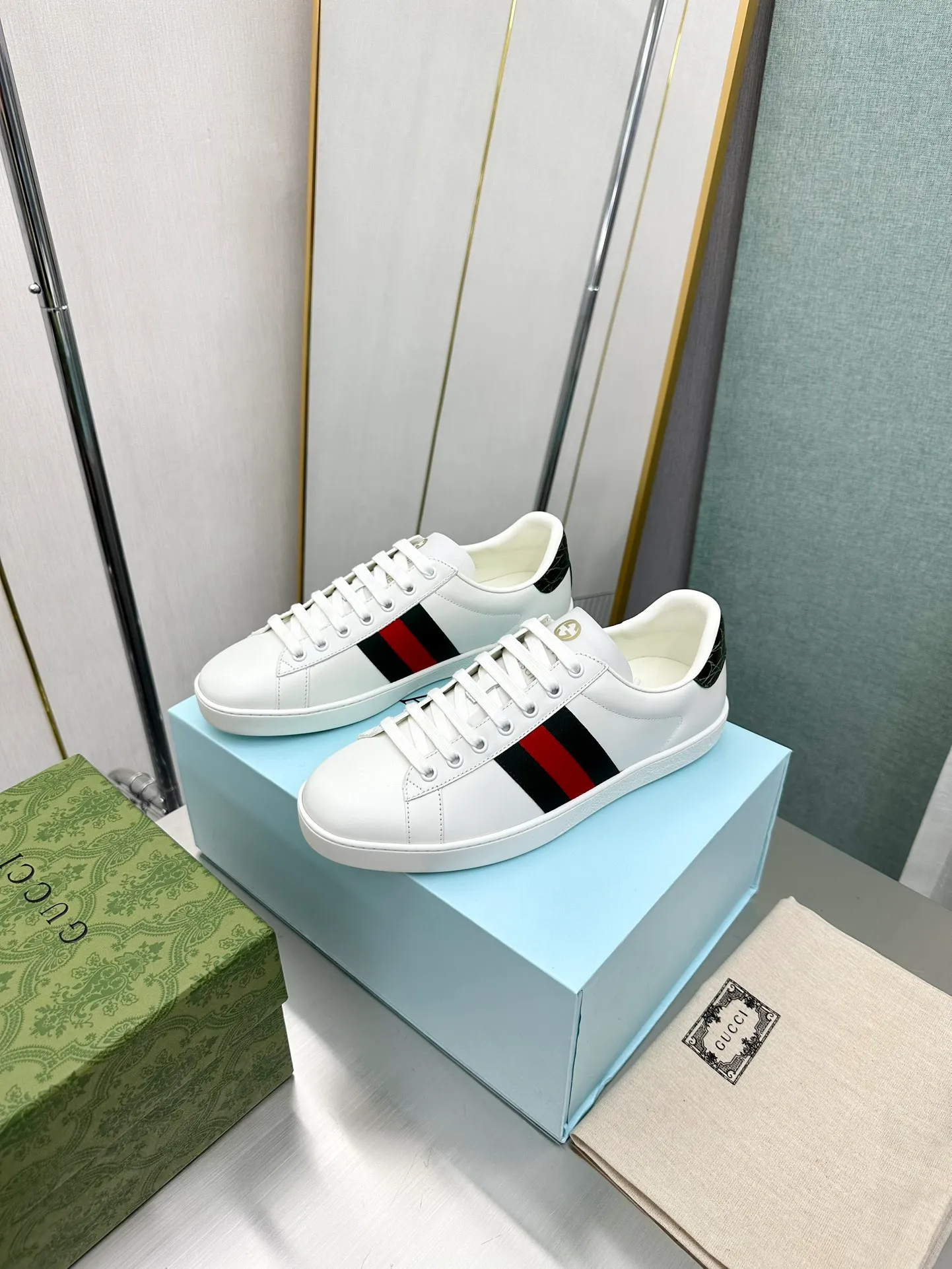 👟👟Ex-factory price 540👟👟 Men's size +10 Top version: Gucci G family classic Ace series Embroidery Little Bee White Shoes Couple Style Ribbon Love Casual Sports Shoes Sneakers Original Purchase Development Production This brand's classic low-top sports shoes interweave golden embroidered bees with red and green webbing. The bee is a classic element of the brand. It appeared in the Gucci ready-to-wear series in the 1970s. Exquisite packaging at the delivery counter🛍📦 ▪️Fabrics: Original custom imported first-layer cowhide ▪️Foots: Original custom cowhide lining ▪️Sole: Original open-molded rubber non-slip material ▪️Sole thickness: 2.5CM ▪️Size: Women's 34-41 (customized 34/41) ▪️Size: Men's 38-46 (38/46 customized)